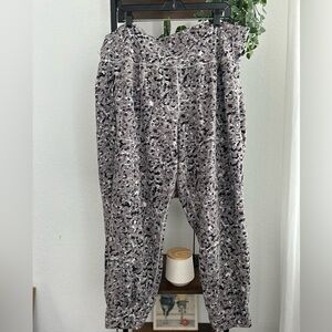 Women’s Athleta cuffed jogger pants size 3X. Excellent condition.